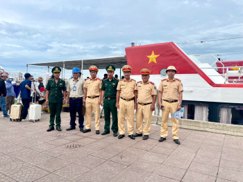 Phối hợp tổ chức tuyên truyền, hướng dẫn chủ tàu, thuyền viên chấp hành các quy định pháp luật, văn hóa giao thông thủy nội địa đối với tuyến Sa Kỳ - Lý Sơn