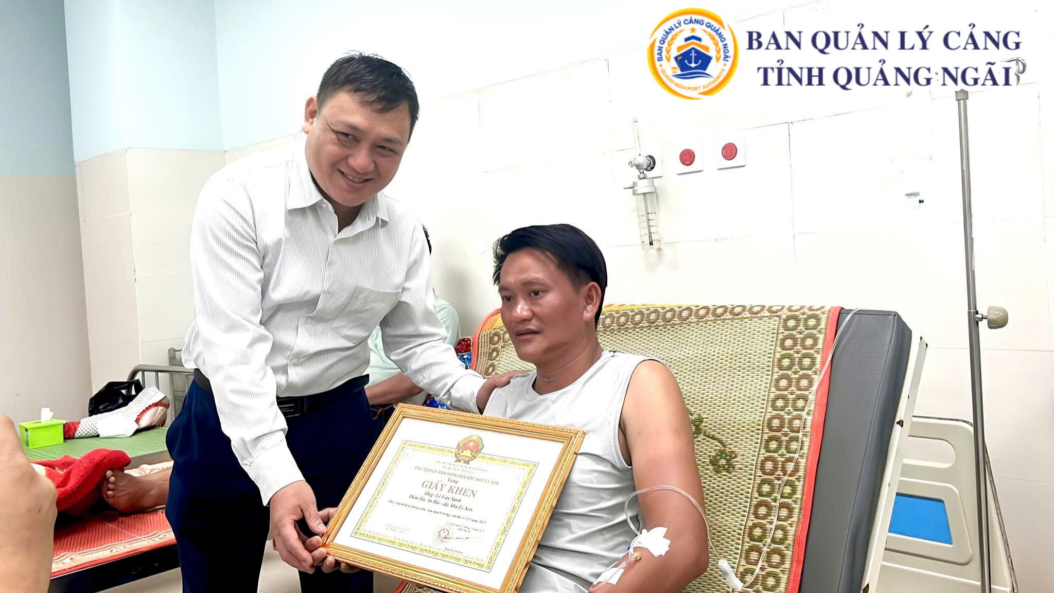 Anh Sanh được đích thân chủ tịch đặc khu Lý Sơn trao tặng