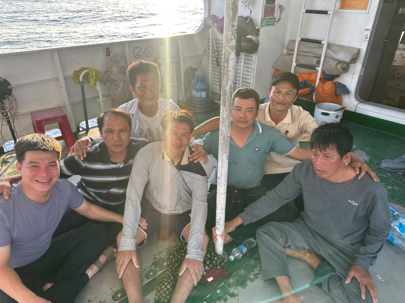 Những người anh em vui mừng khi tìm thấy 2 anh hùng