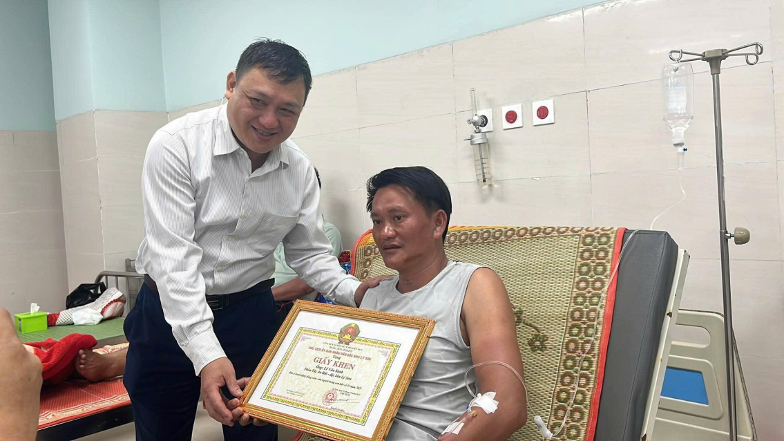 Anh Lê Văn Sanh được đích thân chủ tịch đặc khu Lý Sơn trao tặng